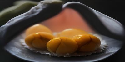 大久保蜜桃果实饱满圆润，红白相间果皮光泽明亮，摆放在木质果篮中展示